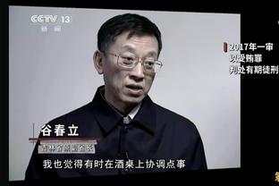 受伤瞬间：球童站着没动 文班没注意踩了上去扭了脚